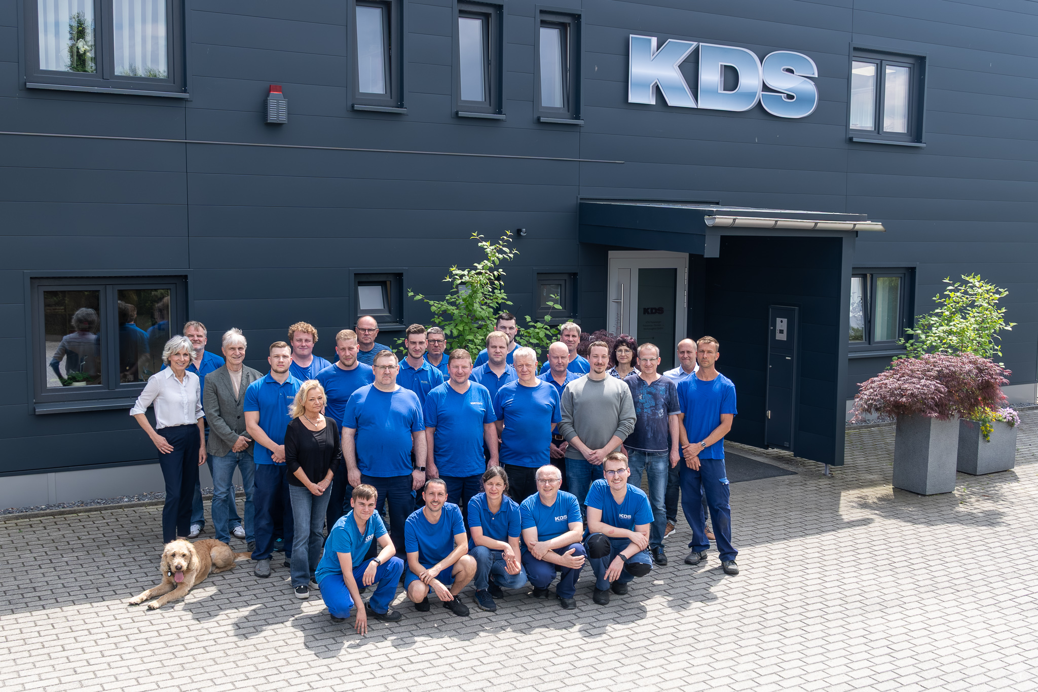 KDS Team vor dem Firmengebäude